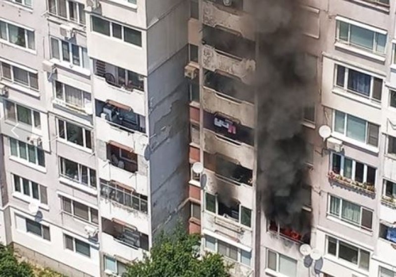 Пожар в София! Гори апартамент СНИМКА