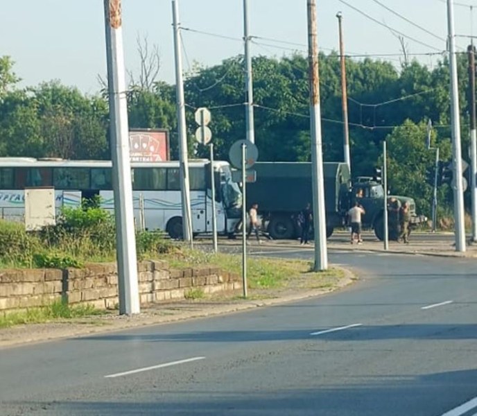 Автобус и военен камион се блъснаха в София СНИМКА