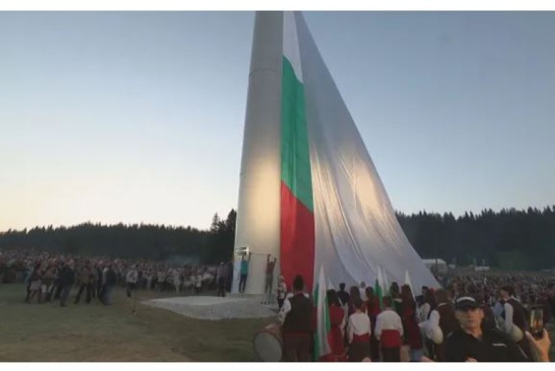 Издигнаха българския трибагреник на пилона 