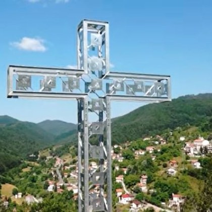 Огромен кръст монтираха над смолянското село Петково Идеята е на четирима
