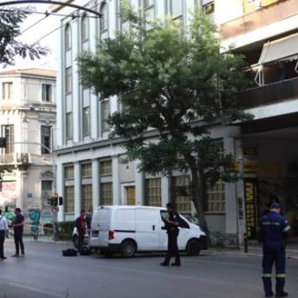 Взривно устройство избухна в центъра на Атина близо до сградата