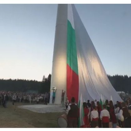 Издигнаха националния флаг над Роженските поляни Монументът на българското знаме