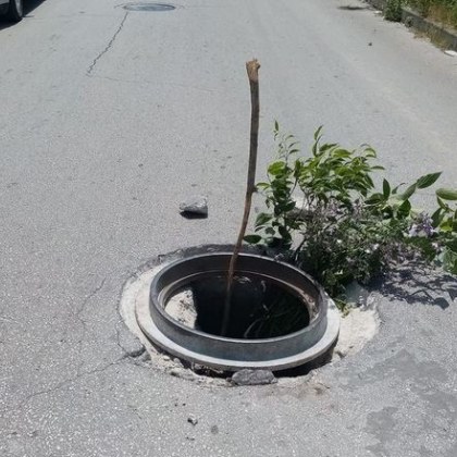 Опасна шахта зейна на улицата СНИМКА