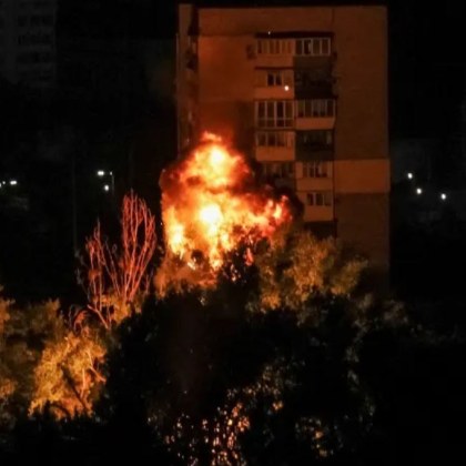 Властите съобщиха че при въздушни удари в Киев е загинал