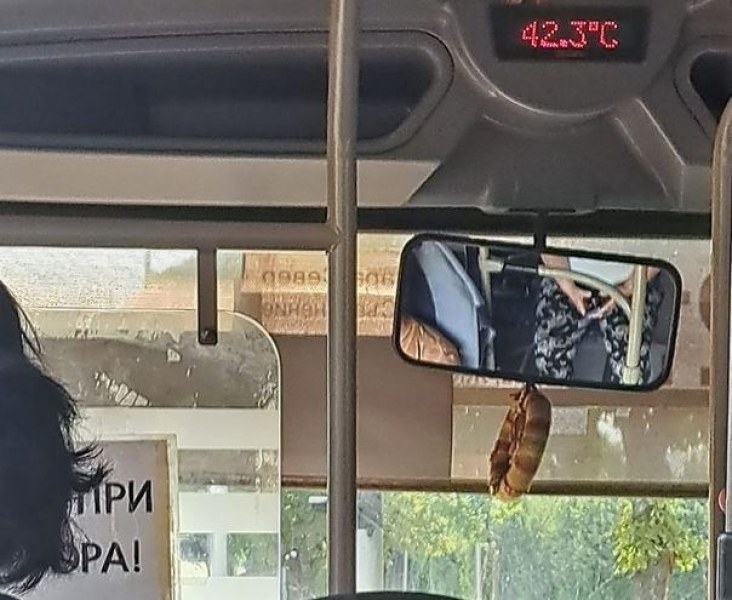 Над 42° удари термометърът в пловдивски автобус СНИМКА