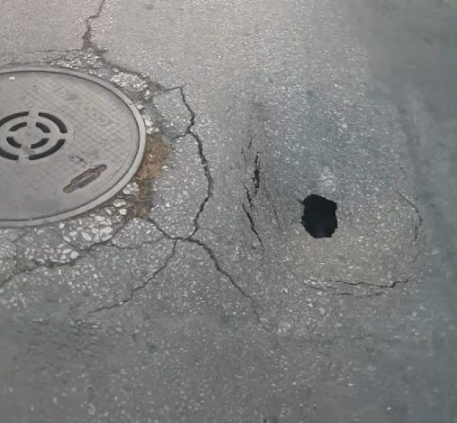 Дупка в асфалта се отвори на улица в Пазарджик СНИМКИ