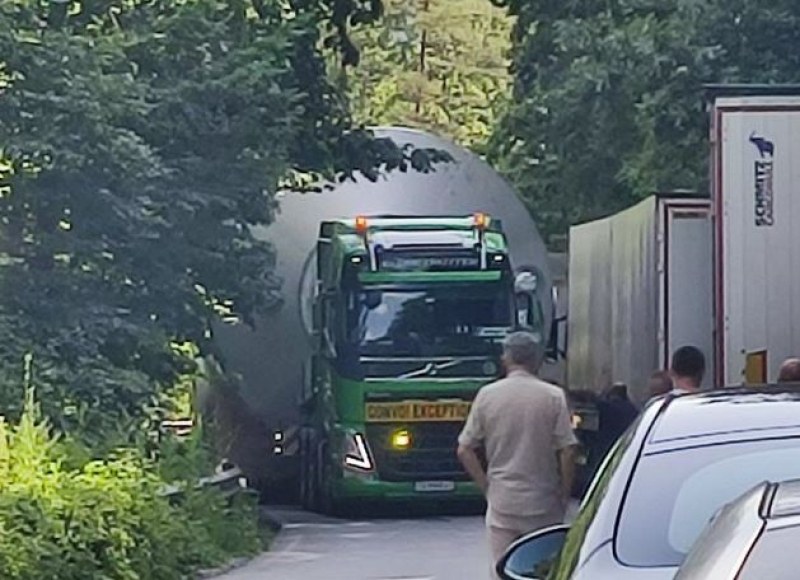 Камионът с извънгабаритен товар, който потегли от Пловдив, е  блокирал
