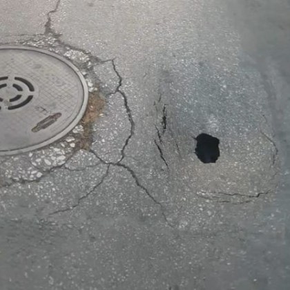 Дълбока дупка се е отворила на улица в Пазарджик За