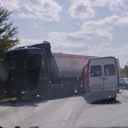 Катастрофа на крайезерния път до Варна стана днес Камион и