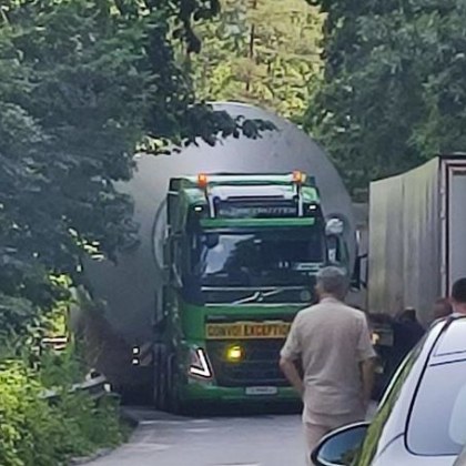 Камионът с извънгабаритен товар който потегли от Пловдив е  блокирал