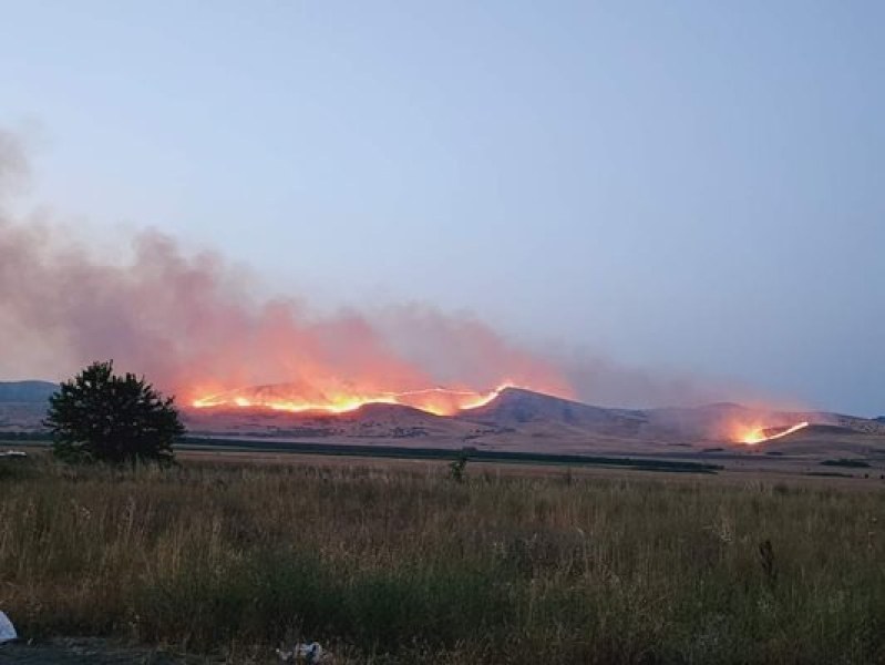 Най-вероятната причина за пожара, пламнал снощи край Бургас, е изхвърлена