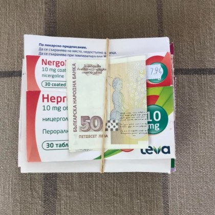 Добър човек намери пари прикрепени с ластик към опаковка лекарства