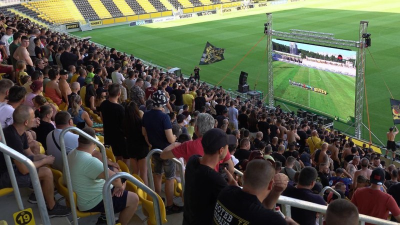 Хиляди фенове на Ботев Пд се събраха на стадион Христо
