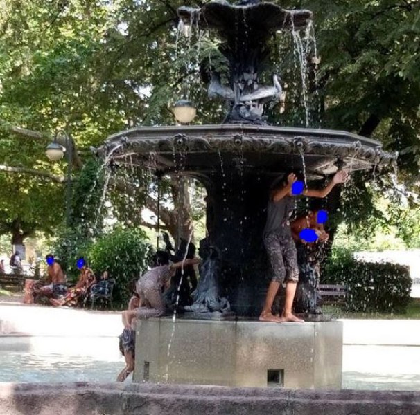 Семейство се разхлади във водите на фонтана на Деметра СНИМКИ