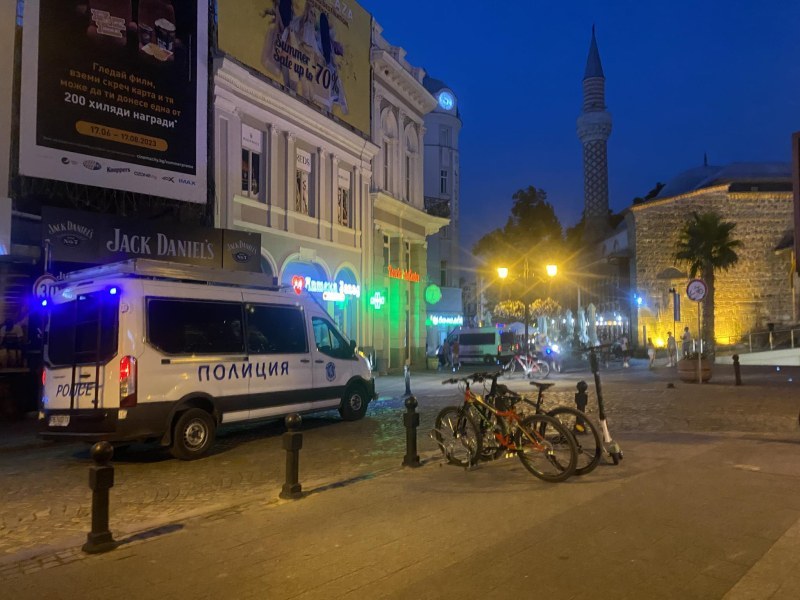 Ултраси на Локо и Ботев се сбиха в центъра на Пловдив. Гъмжи от полиция