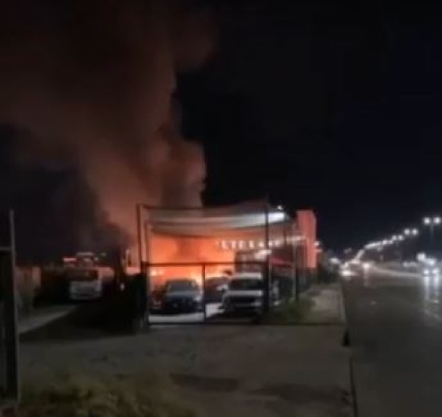 Пожар в автокъща е настъпил тази нощ на Околовръстното в София.
