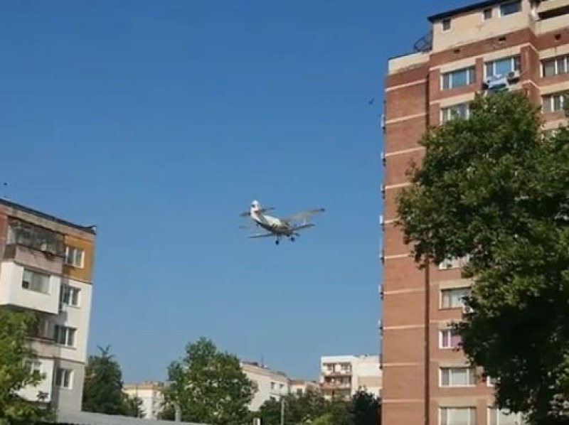 Опасно ниско! Малък самолет прелетя край блок в наш град ВИДЕО