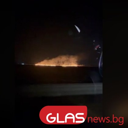 Огнени пламъци се издигат на 287 км от автомагистрала Тракия посока