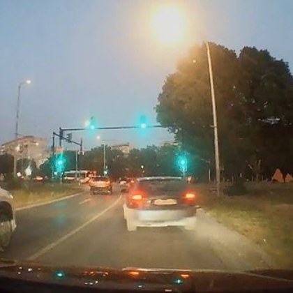 Опасна ситуация до кръстовище във Варна за малко да завърши