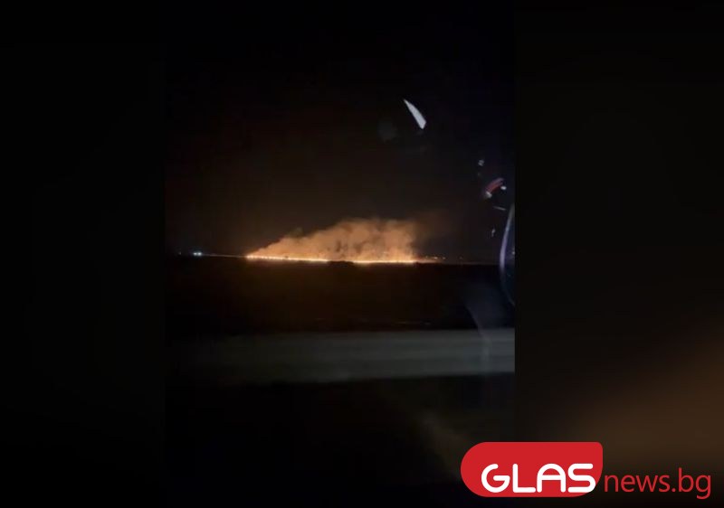 Огнени пламъци се издигат на 287 км от автомагистрала Тракия, посока