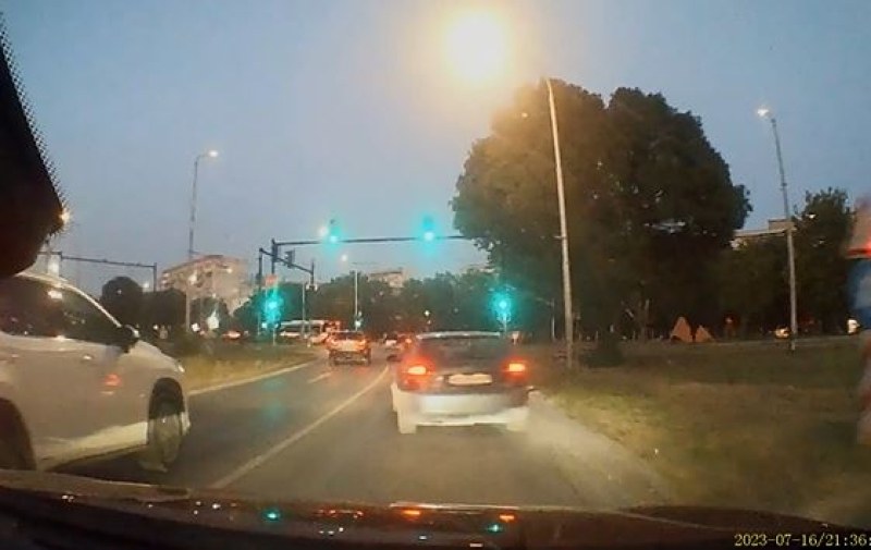 Опасна ситуация до кръстовище във Варна за малко да завърши