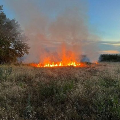 Голям пожар гори в момента в квартал Долапите край Русе  Според
