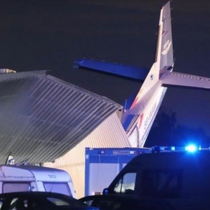 Малък самолет се разби в хангар на летище близо до