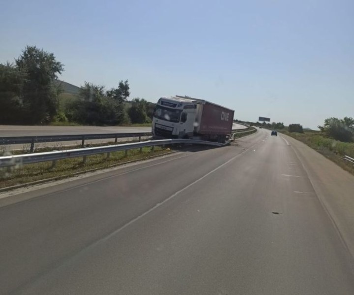 Камион се вряза в мантинела във Варненско СНИМКА