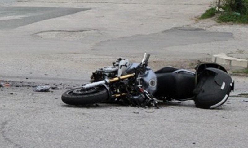 Мъж на мотопед е бил блъснат отзад от лек автомобил