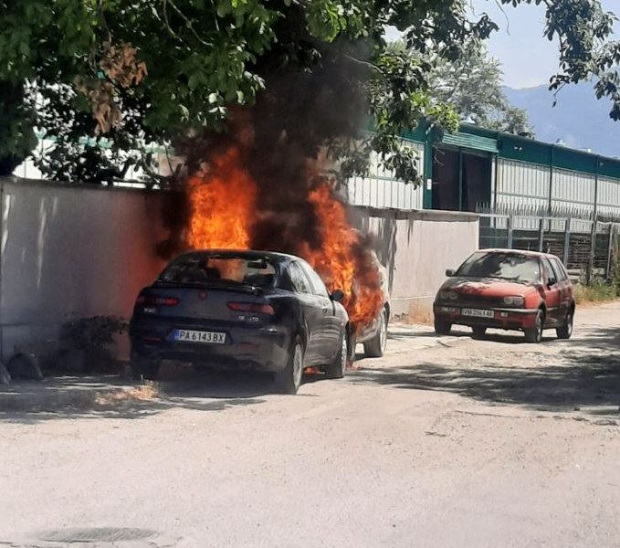 Кола избухна в пламъци в Пловдив СНИМКА