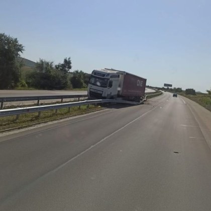 Камион е катастрофирал самостоятелно в района на Варна Тежкотоварното превозно