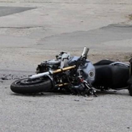 Мъж на мотопед е бил блъснат отзад от лек автомобил