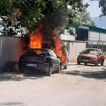 Лек автомобил избухна в пламъци днес в Пловдив Инцидентът е