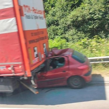 Кола се вряза в камион на 