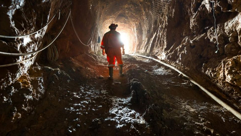 Баща и син са затрупани, докато копаят незаконен рудник в радомирско село