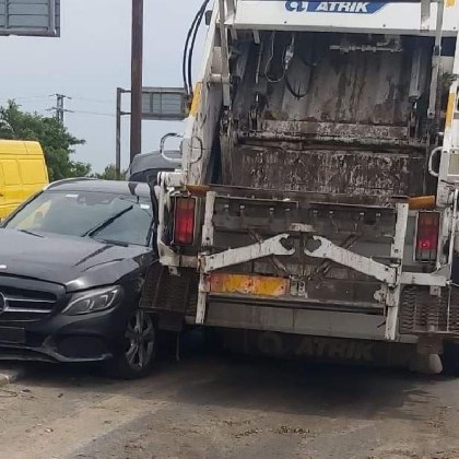 Боклукчийски камион и мерцедес се блъснаха на столичното Околовръстно СНИМКИ