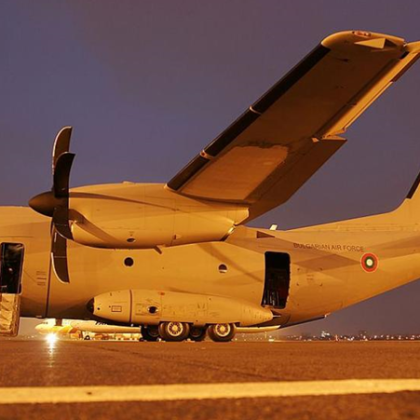Самолет C 27J Спартан с екипаж от 16 а авиационна база Враждебна