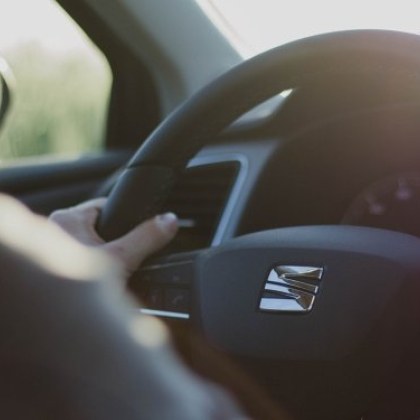 Skoda направиха мащабно проучване което показа какво най често разсейва шофьорите при
