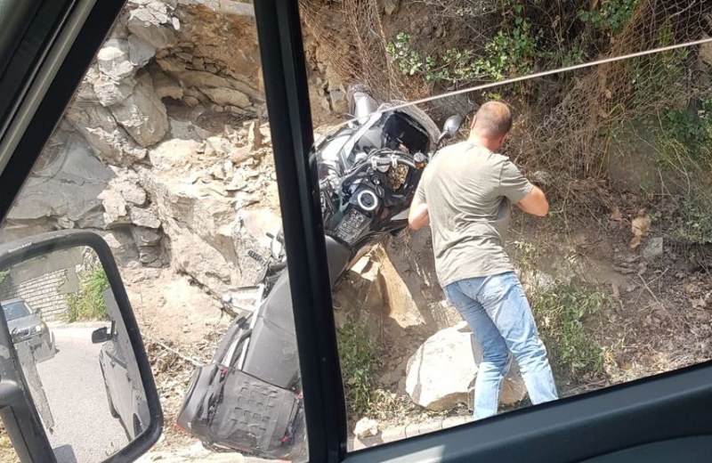 Моторист катастрофира на пътя Асеновград-Смолян СНИМКИ