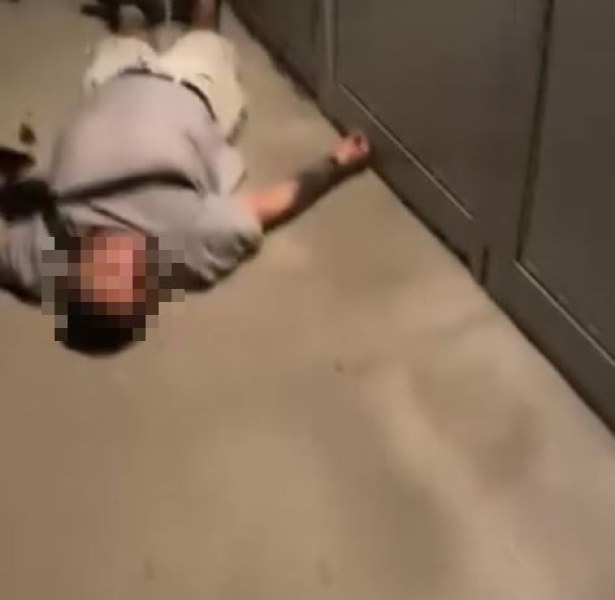 Непознат заспа пред входна врата, мъж едва влезе в дома си СНИМКИ