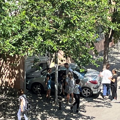 Инцидентът е станал малко преди 12 00 часа на кръстовището на