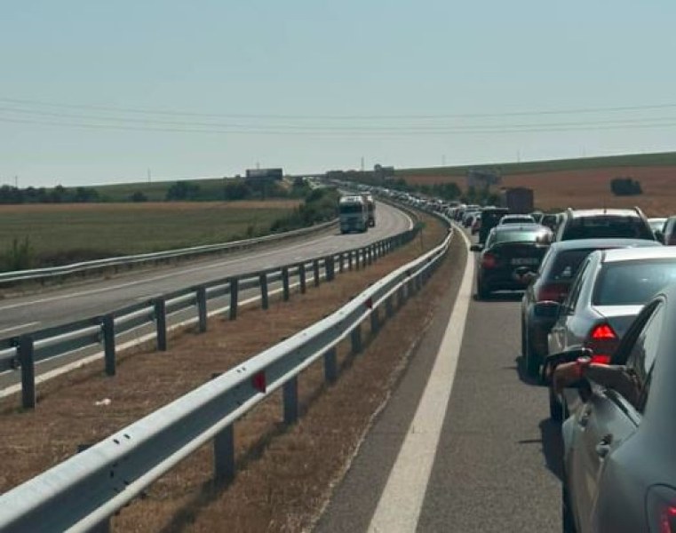 Четири верижни катастрофи общо затрудняват движението по магистрала Тракия в