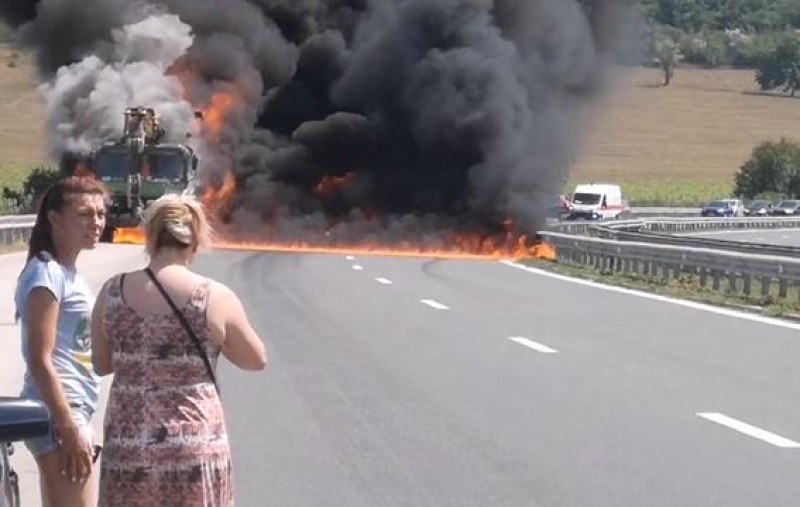 Автокран избухна в пламъци на 