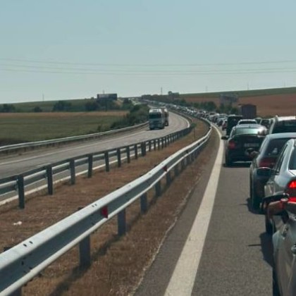 Четири верижни катастрофи общо затрудняват движението по магистрала Тракия в