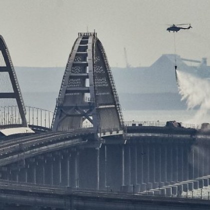 Движението на моторни превозни средства по Кримския мост е временно