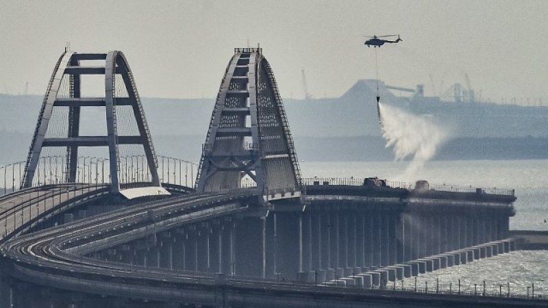 Нов опит за нападение срещу Кримския мост, спряха трафика