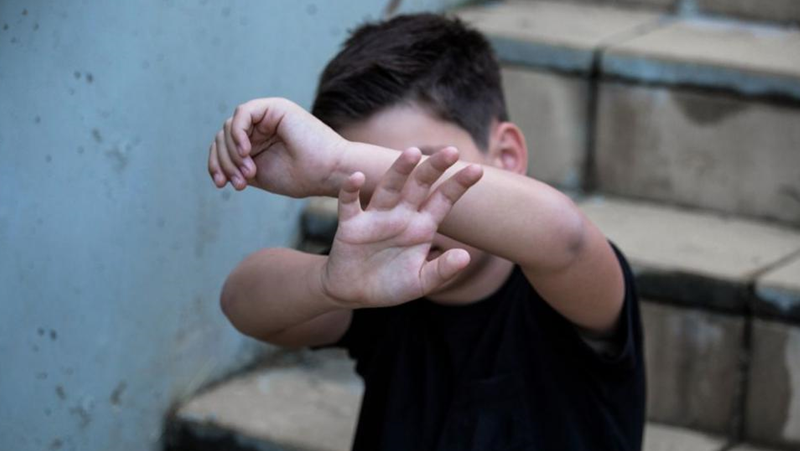 Рускоговорящ мъж души момченце на детска площадка в Бургас ВИДЕО