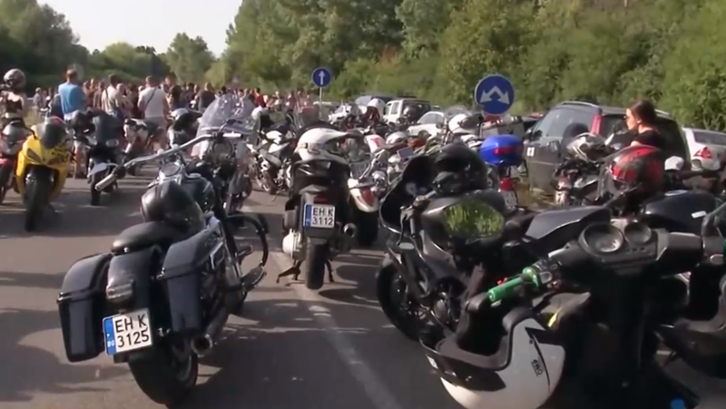 След катастрофата с 3 жертви: Стотици мотористи затвориха пътя Плевен-Ловеч