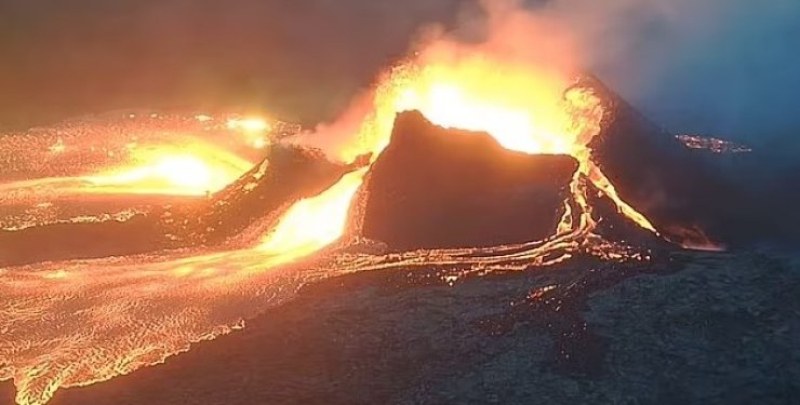 Изследователи показаха драматични кадри от изригването на най-новия млад вулкан