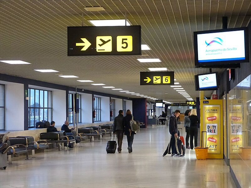 Българи са блокирани с часове на летището в Болоня